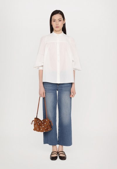 Stuart Weitzman MIA MINI STUD BAG - Mala a tiracolo - fox