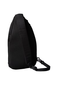 Bolso de hombro negro con un lado de malla texturizada, correa plana para el hombro, cierre superior con cremallera y hebilla ajustable para un ajuste seguro.