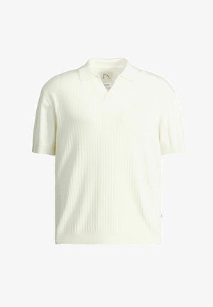 Polo bianca a maniche corte, a coste, con colletto e trama sottile a maglia, mostrata su uno sfondo bianco uniforme.