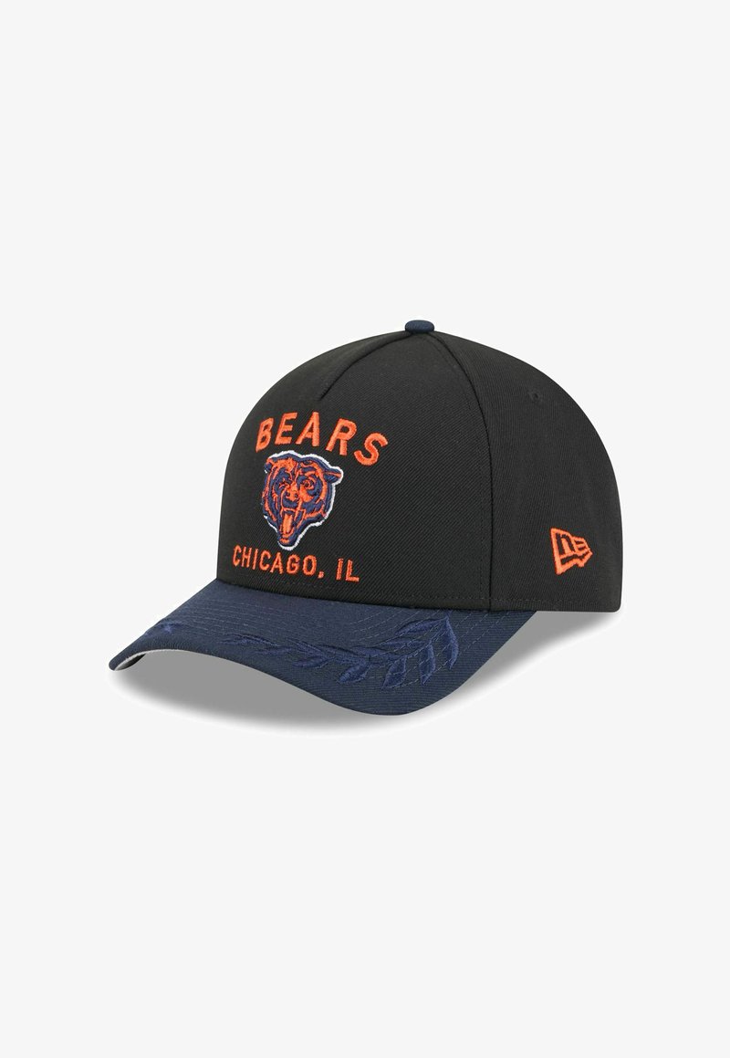 Casquette de baseball noire avec broderie "BEARS" et Chicago, IL. Présente une visière bleue avec un motif de feuilles brodé et un petit logo sur le côté.