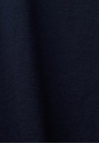 Tissu en bleu marine texturé, lisse avec un léger éclat. Couleur uniforme, sans motifs ni accents visibles. Le matériau semble doux et léger.