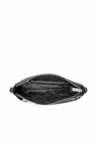 Czarna skórzana torba z zamknięciem na zamek błyskawiczny. Wnętrze z gładką tkaniną wykończoną wytłoczonym wzorem. Kompaktowy prostokątny kształt.