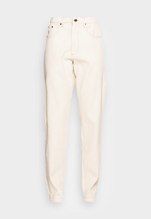 Beige denimbukser med lige pasform, som har knaplukning, fem lommer og synlige stikninger. Stof har en blød tekstur.