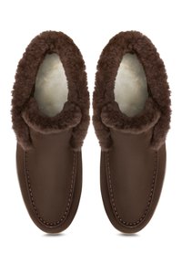 Chaussons en cuir marron avec une doublure en fourrure moelleuse de couleur marron foncé et une semelle intérieure douce. Présente des coutures visibles le long du bord. Design plat et arrondi.