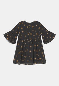 Svart klänning med utsvängda ärmar, med ett orange stjärnmönster, rund halsringning och knäppning bak. Tillverkad av lätt tyg.