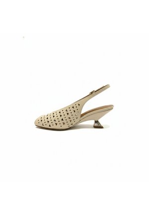 Scarpa slingback beige con tacco, motivo con ritagli triangolari e tacco metallico basso e quadrato su sfondo bianco.