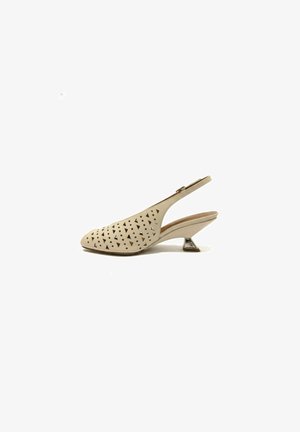 Scarpa slingback beige con tacco, motivo con ritagli triangolari e tacco metallico basso e quadrato su sfondo bianco.