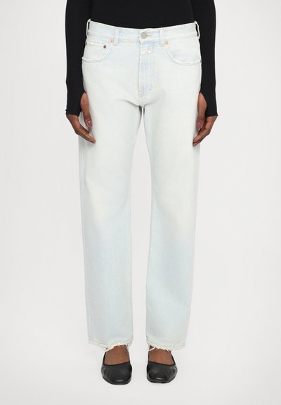 Jean large délavé à taille haute avec ourlet brut, design à cinq poches et bouton métallique. La texture du tissu est lisse, avec un dégradé subtil.