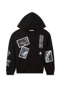 Felpa nera con cappuccio e stampe grafiche bianche, che presentano forme angolari, texture e testo. Realizzata in tessuto morbido con tasca a marsupio.