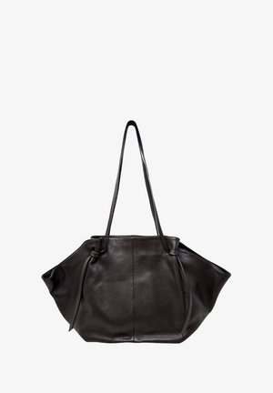 Tmavě hnědá kožená taška přes rameno s měkkým, texturovaným povrchem, dlouhými uchy a uvolněným, splývavým tvarem s bočními sklady.