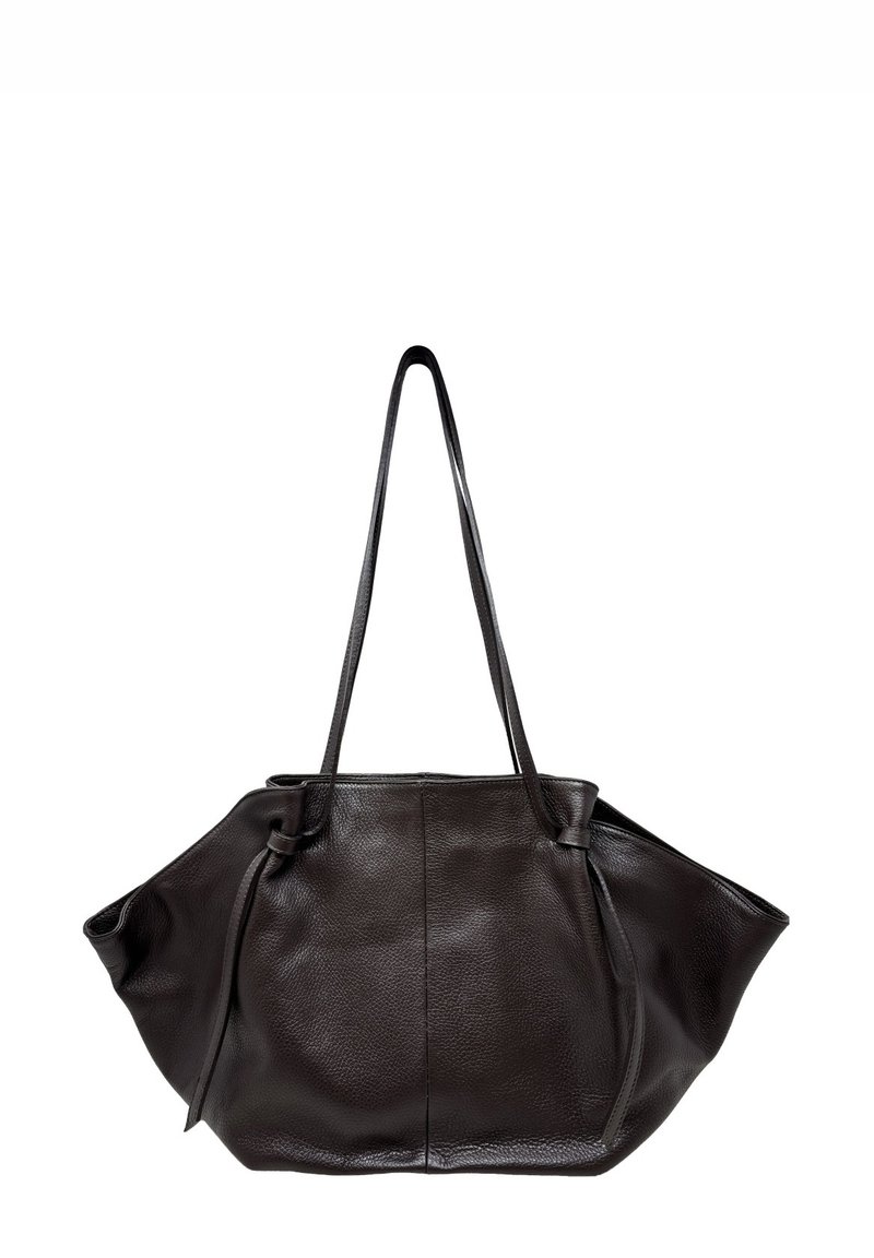 Ciemnobrązowa torba typu tote ze skóry, charakteryzująca się miękką, teksturowaną powierzchnią, długimi uchwytami oraz luźnym, miękkim kształtem z plisami po bokach.