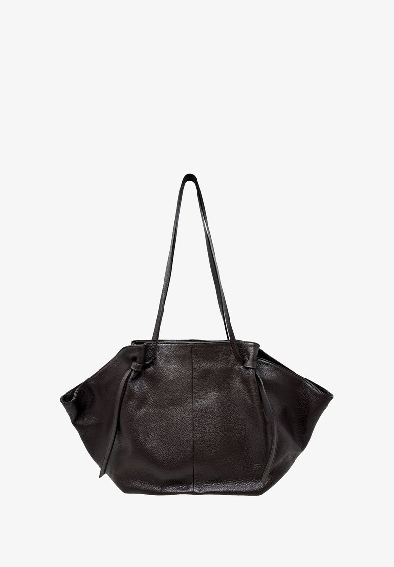 Ciemnobrązowa torba typu tote ze skóry, charakteryzująca się miękką, teksturowaną powierzchnią, długimi uchwytami oraz luźnym, miękkim kształtem z plisami po bokach.