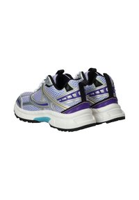 Hardloopschoenen met een mesh bovenwerk in lavendel en zwart, zilveren accenten en een witte zool met een turquoise detail op de hiel.