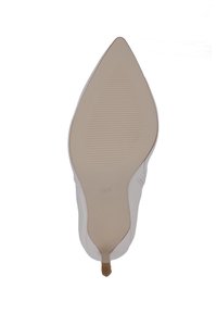 Weiße Schuhsohle mit einer glatten, strukturierten Oberfläche, die eine spitze Form und leichte Krümmung aufweist, mit eingeprägter Größenmarkierung. Helle beige Gummibezüge.