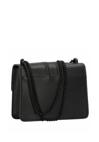 Bolso de cuero negro texturizado con forma rectangular. Presenta una correa de cadena trenzada y un sutil detalle de costura en la parte frontal.