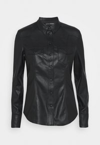 Camicia nera in pelle con colletto a punta, chiusura frontale con bottoni e due tasche sul petto. Presenta un design aderente e una texture lucida.