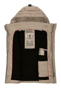 Beige Daunenjacke mit schwarzem Fleece-Futter, roten Akzenten und Etiketten im Inneren. Verfügt über einen Reißverschluss und eine verstellbare Kapuze.