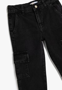 Pantalones cargo de mezclilla negra con corte recto, bolsillo lateral y trabillas para cinturón. Textura suave con un ligero brillo, adecuados para uso casual.