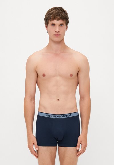 Navyblaue Baumwollboxershorts mit einem grauen, durchgängigen Bund. Weiche Textur und körpernahe Passform. Glatte Nähte und keine sichtbaren Muster.