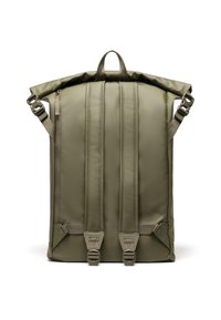 Vihreä vedenpitävä rullausreppulaukku, jossa on kaksi sivuhihnaa, etupuolella vetoketjullinen tasku ja vahvistettu pohja. Varustettu ylhäällä kantokahvalla helpompaa kuljettamista varten.