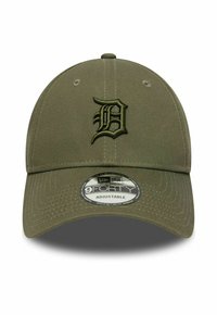 Olivgrüner verstellbarer Hut mit gebogenem Schirm, ausgestattet mit einem gestickten dunkelgrünen "D"-Logo auf der Vorderseite und einem Etikett auf dem Schirm.