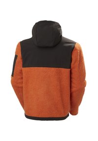 Fleece bunda s oranžovým tělem, černými rameny a kapucí. Textura je měkká a nadýchaná s pevným černým lemem na spodním okraji.