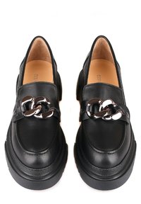 Schwarze Leder-Loafer mit einer robusten Gummisohle, ausgestattet mit einer dekorativen silbernen Kette über dem Spann und einer glatten, polierten Oberfläche.