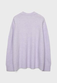 Pull en laine violette claire à manches longues avec poignets et ourlet côtelés, montré de dos sur un fond gris clair.