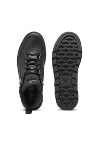 Czarne buty sportowe z gładką skórzaną cholewką, zawiązywane na sznurowadła, wzmocnionym noskiem oraz teksturowaną gumową podeszwą z bieżnikiem.