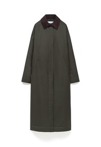 Cappotto lungo di colore verde oliva con colletto in corduroy marrone scuro, tasche frontali a vista e taglio dritto, realizzato in un tessuto liscio e testurizzato.