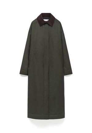 Lange olijfgroene jas met een donkerbruin fluwelen kraag, zichtbare voorzakken en een rechte snit, gemaakt van een gladde, gestructureerde stof.
