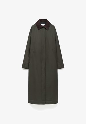 Cappotto lungo di colore verde oliva con colletto in corduroy marrone scuro, tasche frontali a vista e taglio dritto, realizzato in un tessuto liscio e testurizzato.