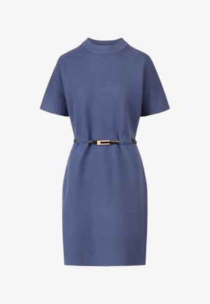 Blauwe jurk met korte mouwen en een hoge halslijn, ceintuurlijst met een zwarte band en een gouden gesp detail, gemaakt van zachte stof.