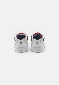 Tommy Hilfiger BASKET CORE LTH MIX ESS biały