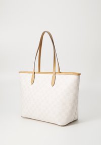 Weiße kariert Tasche mit hellbraunen Ledergriffen und Akzenten. Das Design zeichnet sich durch eine strukturierte Form und eine glatte Textur aus, die sich ideal für den täglichen Gebrauch eignet.