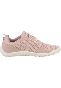 Chaussures de sport rose clair en matériau en mesh avec des motifs découpés. Comprend des lacets plats, une semelle extérieure blanche texturée et un talon renforcé.