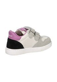Sneaker grigia, bianca e nera con un accento rosa sul tallone e due cinturini in Velcro. Presenta una tomaia testurizzata e una suola bianca scanalata.