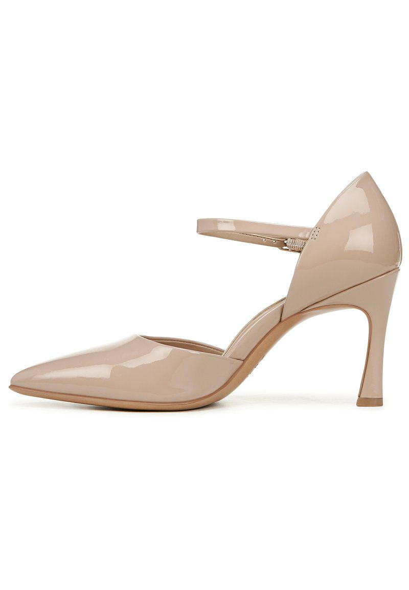Nude leren hoge hakken met een spitse neus, enkelbandje en een 10 cm stilethoog; gladde textuur en glanzende afwerking.