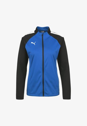 Blauwe en zwarte zip-up jas met een staande kraag, gemaakt van een gladde stof, met een wit logo en contrasterende panelen op de mouwen.