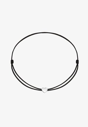 Čierny šnúrkový náhrdelník so štyrmi prameňmi, ktorý má v strede strieborné srdiečko ako prívesok. Prívesok má hladký, lesklý povrch.