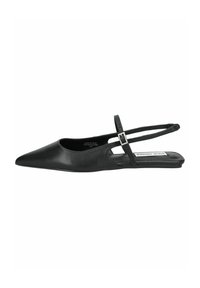 Ballerine slingback in pelle nera con punta affusolata, cinturino alla caviglia con fibbia in argento e suola piatta. Texture liscia e design minimalista.