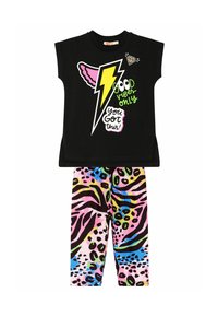 Schwarzes kurzärmliges Oberteil mit buntem Blitz und grafischem Text. Leggings mit mehrfarbigem Tierdruck in pink, schwarz und blau.