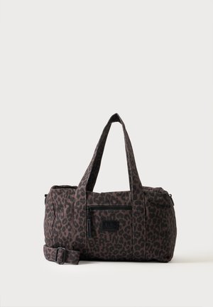 Sac polochon marron foncé à imprimé léopard avec deux poignées, poche avant zippée, bandoulière réglable et étiquette noire au centre avant.