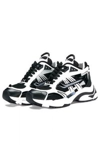 Mustat ja valkoiset urheilukengät, joissa on verkkopäällinen, kaareva muotoilu, rohkeat korostukset ja teksturoidut kumipohjat. Nauhat ovat mustat.