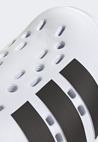 adidas Sportswear ADILETTE - Dreváky - cloud white   core black   cloud white