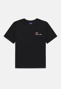 T-shirt en coton noir avec un col rond et des manches courtes, présentant un petit logo rose brodé en cursive sur le côté gauche de la poitrine.