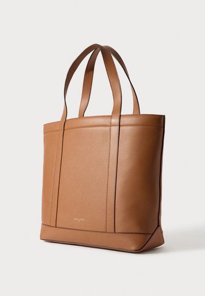 Καφέ τσάντα tote από δέρμα με δομημένο σχέδιο, διαθέτει διπλές λαβές, ραμμένες λεπτομέρειες και λεία υφή. Ορατά χρυσά μεταλλικά στοιχεία.