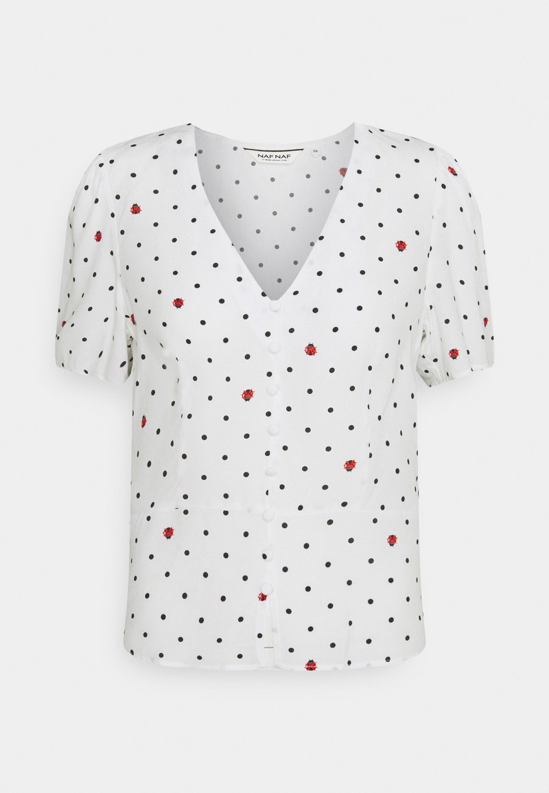 Blouse blanche à manches courtes avec des pois noirs et des accents floraux rouges. Encolure en V et fermeture à boutons sur le devant. Tissu lisse avec un léger éclat.