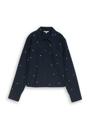 Marineblauw blouse met lange mouwen, knopen aan de voorkant, kleine verspreide roze hartjespatronen en een borstzak aan de voorkant.