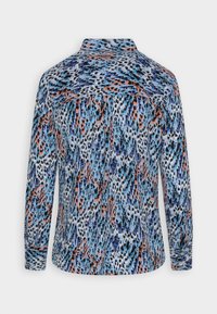 Blusa a maniche lunghe con stampa animale astratta in blu, nero, bianco e arancione, vista posteriore con colletto e polsini con bottoni.